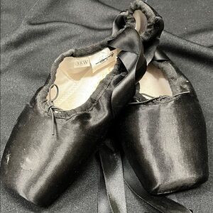 Black Tiejian Professional Ballet Pointe Shoes with ribbon size 38 W